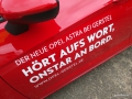 Der knallrote Opel Astra, natürlich mit OnStar an Bord