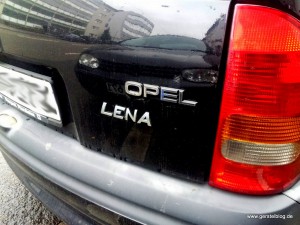 Opel Corsa mit Lena-Aufkleber