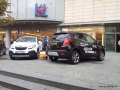 Ganz rechts auf der Terrasse die Eleganten: Die kleine und elegante Ecke mit den Opel Mokkas.