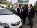 Oberbürgermeister Gert Hager lässt sich den Opel Ampera vorführen.