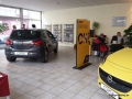 Und zwei weitere Corsa als Anschauungsobjekte im Showroom.