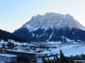 Die Westseite der majestätischen Zugspitze lädt ein zu einem schönen Tag