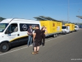 Der beeindruckende Konvoi mit drei vollgepackten Fahrzeugen und zwei Anhängern.