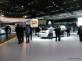 In der Ferne wird es neu - der neue Opel Insignia steht bereit, in allen Varianten. Die Limousine.