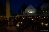 Open-Air-Kino schön bei Kerzenlicht.