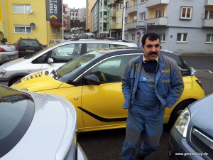 Kollege Nuri bei der Sauberkeitskontrolle des Opel Adam