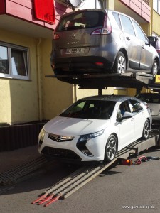 Opel Ampera auf dem Autotransporter in Richtung Litauen