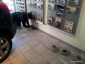 Kabelverlegungsarbeiten im Autohaus