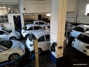 Neun weiße Opel ADAM