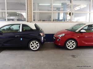 Zwei Opel ADAM in rot und blau