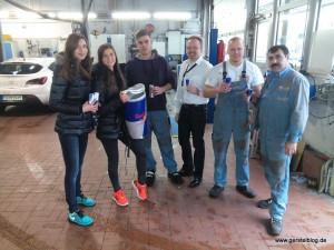 Red-Bull-Promotionteam im Autohaus