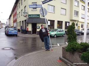 Windschiefes Straßenschild