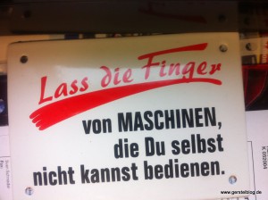 Schild "Lass die Finger von Maschinen, die du selbst nicht kannst bedienen."