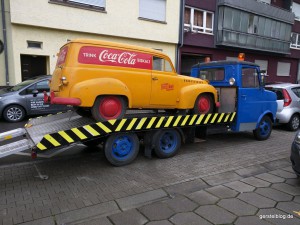 Opel Olympia Kastenwagen auf einem Opel Blitz Abschleppwagen