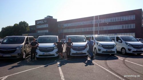 Fünf Opel Vivaro und eine Gerstel-Abordnung in Rüsselsheim