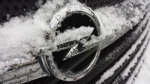 Schnee auf dem Opel-Grill